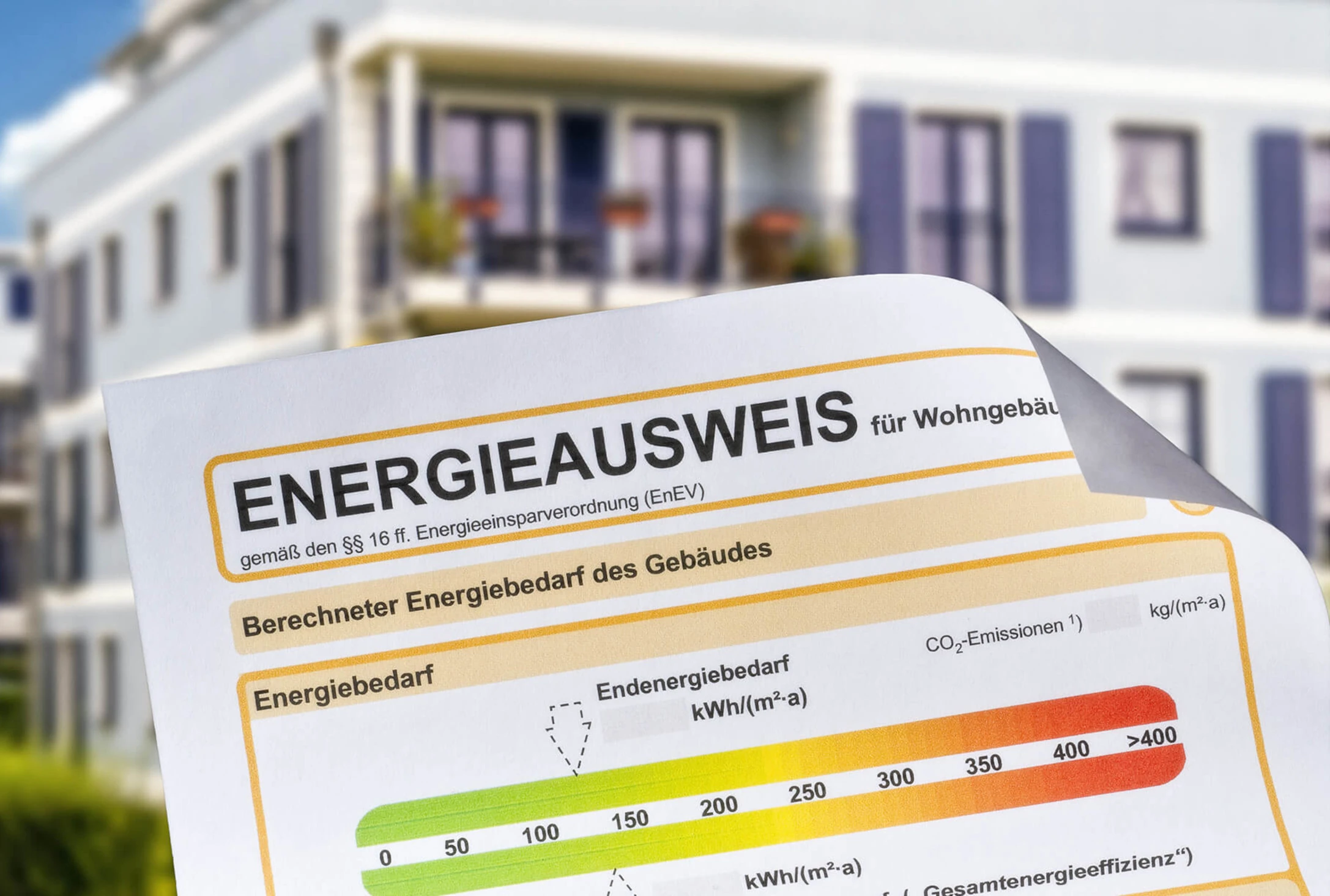 Bild: Energieausweis vor Gebäude